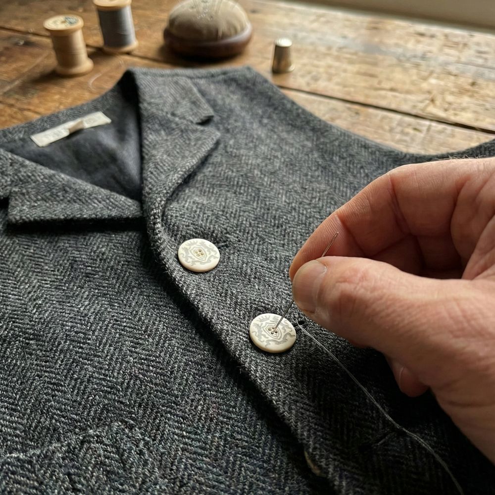 Ivory Heraldic Lions 4-Hole Sewing Buttons – 25mm - Image 4